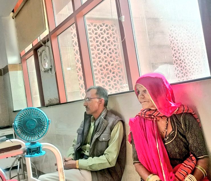 AshokMeghwal_'s tweet image. पिछले तीन दिनों से मैं अपने प्यारे भाई अशोक की सेवा में पूरी तरह समर्पित हूँ।  
दिन में माताजी-पिताजी आते हैं, शाम को भी उनकी चिंता और दुआएँ हमारे साथ रहती हैं।  
अब भाई धीरे-धीरे रिकवर हो रहे हैं।
पहली बार उन्हें इतनी गंभीर हालत में अस्पताल में भर्ती करना पड़ा।  
समय पर इलाज मिल…