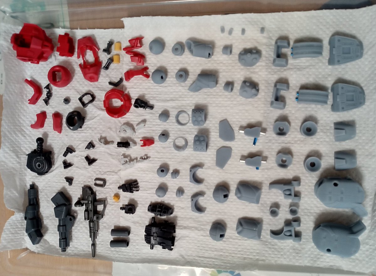 snufkinsnufkin's tweet image. How to build ガンキャノンGQ その9
最終出力パーツの組付確認、表面処理/仕上げ。
股関節付け根と腰横アーマーの内側は太ももとの干渉防止のため追加工。胴体脇下も肩球体間接との干渉調整。
ビームライフルは軽キャノンのものをそのまま流用。6ヶ所ある兵装マウントも軽キャノンから。