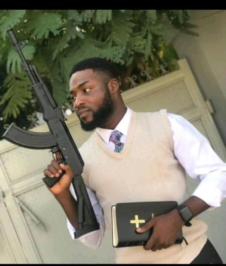 _zilla_fx's tweet image. Off to church!
The lord is my shepherd I shall not loose guard 🌚