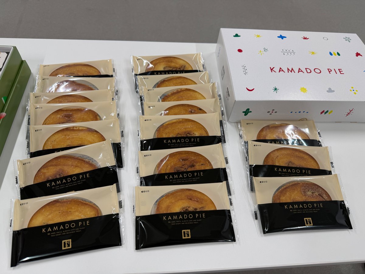 会場後方のテーブルにおやつを用意してあります。LT大会が始まるまでの間に少し時間があるのでぜひご賞味ください。
 #phpconkagawa