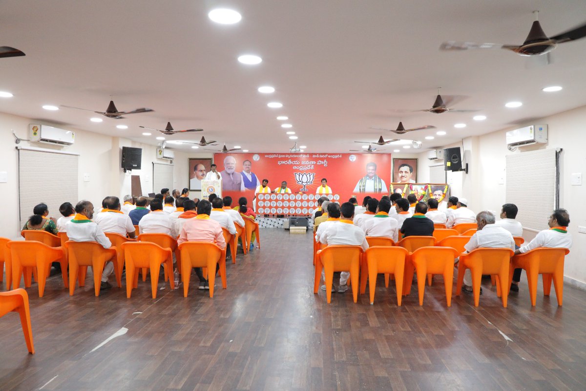 నేడు రాష్ట్ర పార్టీ కార్యాలయంలో జిల్లా అధ్యక్షులు,మోర్చా రాష్ట్ర అధ్యక్షులు మరియు రాబోయే కార్యక్రమాల కోసం ఎంపిక చేసిన కార్యకర్తలతో జరిగిన సమావేశంలో పాల్గొనడం   
జరిగింది.