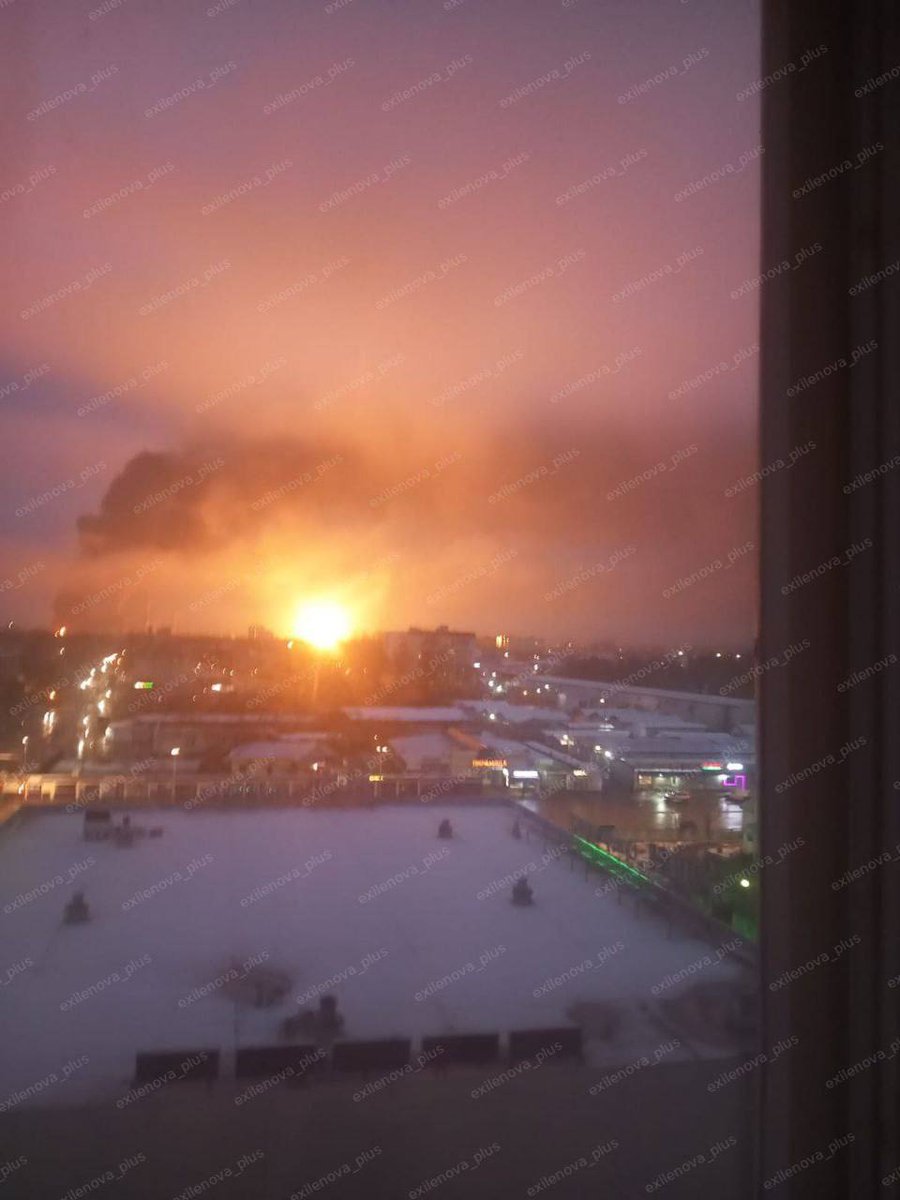 NOELreports's tweet image. Five drone strikes hit the Shatura Power Plant in Moscow region, igniting oil-filled transformers. Locals reported up to five explosions. Russia has again closed Moscow airports as the drone raid continues. Shatura is a 1500 MW thermal plant, one of the oldest supplying the…