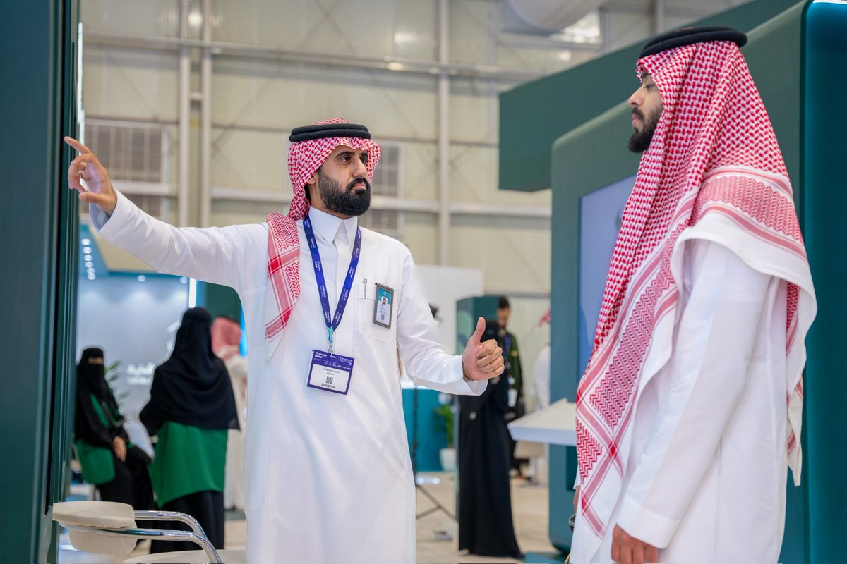 بين هاتين الصورتين تفاصيل كثيرة..

من التطوّع العام الماضي… إلى المشاركة هذا العام كأحد ممثلي <a href="/SakanOrg/">مؤسسة سكن | Sakan Foundation</a> في #معرض_سيتي_سكيب.
خبرة، ودروس، ومحطات من العمل مع قادة يؤمنون بالتمكين الحقيقي

هذا الانتقال لم يكن مجرد تغيير في دور أو مهام، بل تذكير جميل بأن حُسن الظن بالله يفتح للإنسان