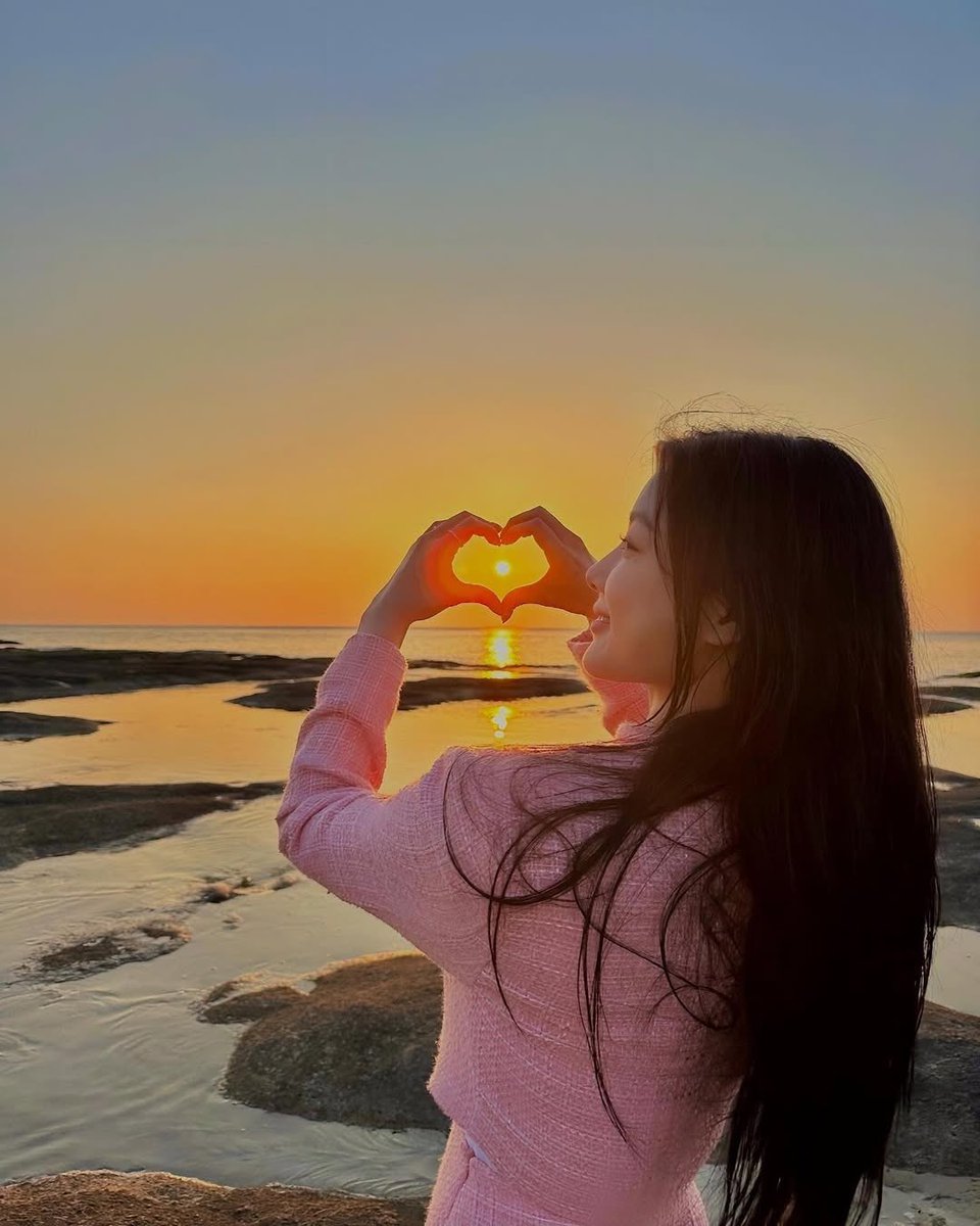 stupidiee's tweet image. if &apos;golden hour&apos; was a person, it would be kim yoojung.