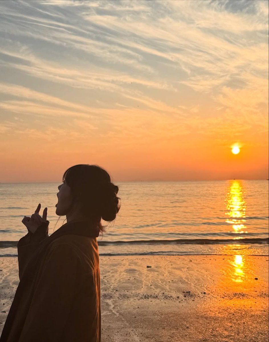 stupidiee's tweet image. if &apos;golden hour&apos; was a person, it would be kim yoojung.