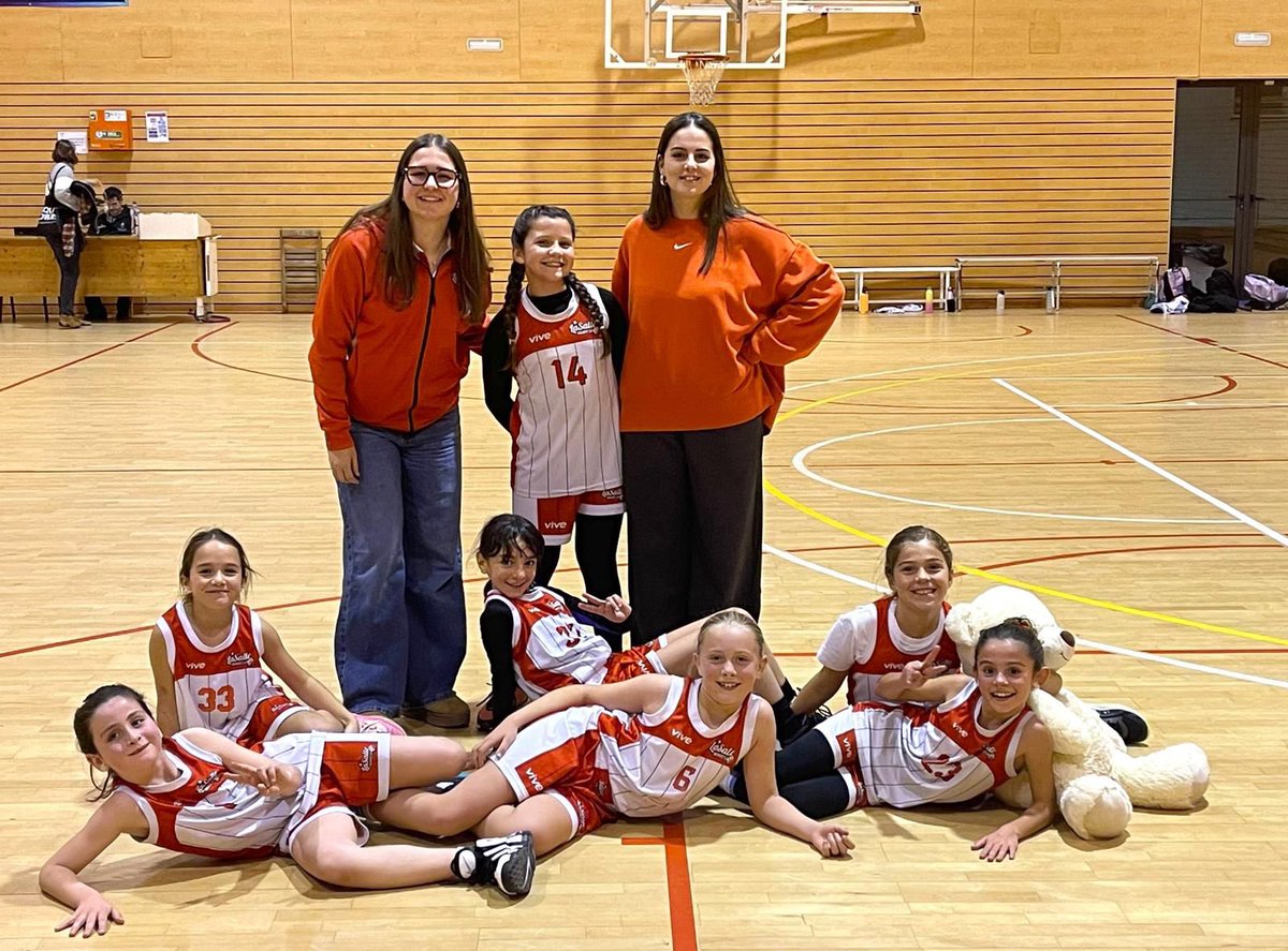 El Premini Femení A es va endur un partit molt disputat a la pista del Femení Sant Adrià.

Bona feina, equip! 👏🏻

#SomSalle