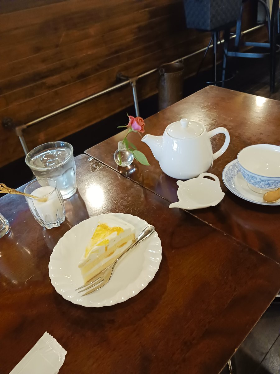 Rikko_Rituko's tweet photo. 1人で東京観光！
宿泊したホテルが空きがあるからと少し広めになったし、喫茶店の店員さんと世間話したり楽しかった✨ https://t.co/Ow6R3fX4Hc