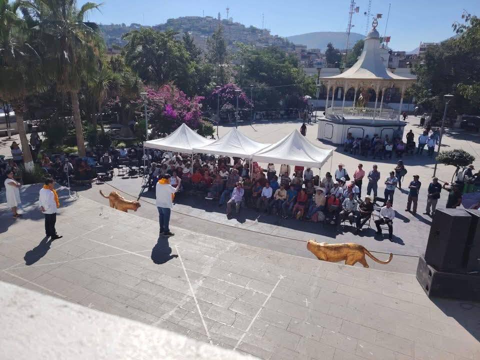 NoSoyBuenaOnda's tweet image. Gerardo Fernández Noroña, congregó a multitudes en su reciente acto en Tlapa, Guerrero.

Acompañado del inefable Rubén Cayetano, fue recibido por una entusiasta multitud de 45 personas, una jauría de 3 perros, una bandada de 20 urracas y un emprendedor vendedor de globos.

Un…