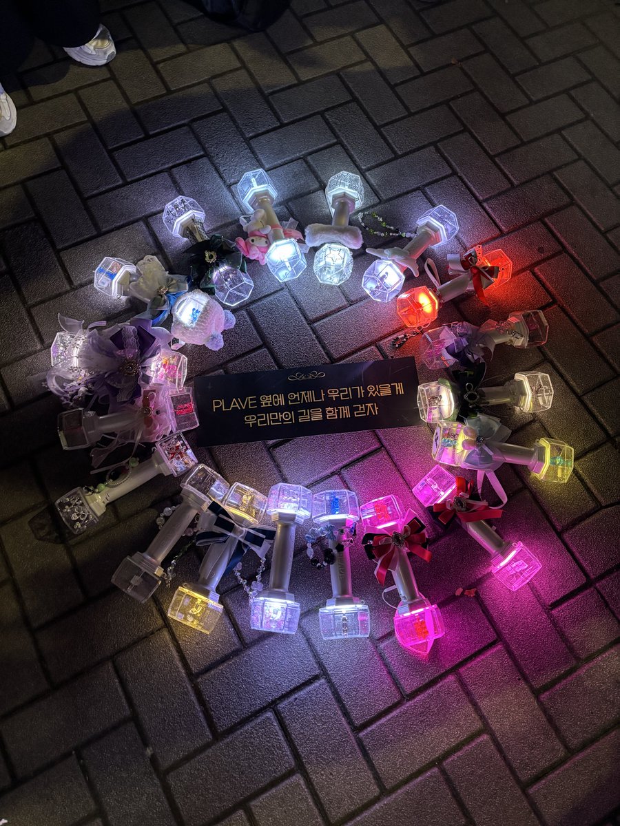ina_P2P's tweet photo. 아직 꿈같은 인생 첫 콘서트의 기억
예준아 노아야 밤비야 은호야 하민아 사랑해
💙💜💗❤️🖤 https://t.co/Z5nyptSQdP