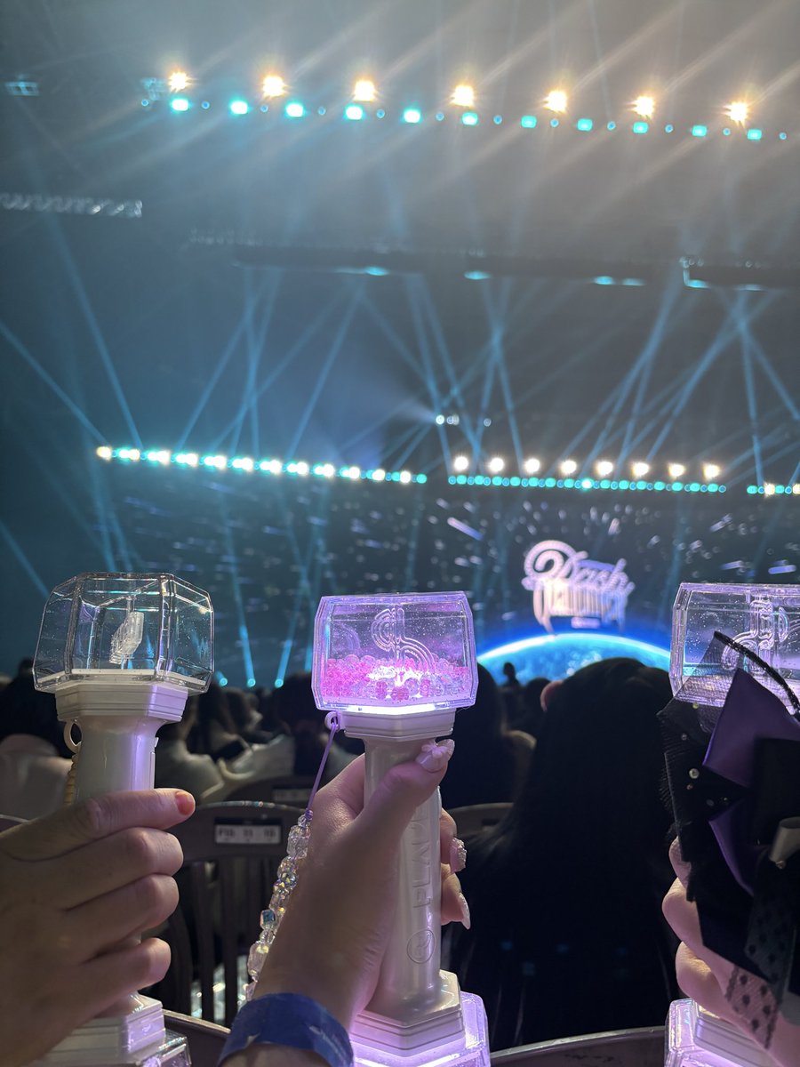 ina_P2P's tweet photo. 아직 꿈같은 인생 첫 콘서트의 기억
예준아 노아야 밤비야 은호야 하민아 사랑해
💙💜💗❤️🖤 https://t.co/Z5nyptSQdP