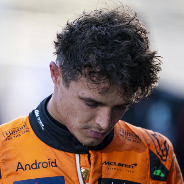 blog_formula1's tweet image. 🚨 URGENTE 🚨

OFICIAL: LANDO NORRIS E OSCAR PIASTRI SÃO DESCLASSIFICADOS DO GP DE LAS VEGAS.

A FIA DETECTOU UM DESGASTE EXCESSIVO DA PRANCHA DO ASSOALHO DE AMBOS OS CARROS.

DESASTRE TOTAL PARA A MCLAREN!