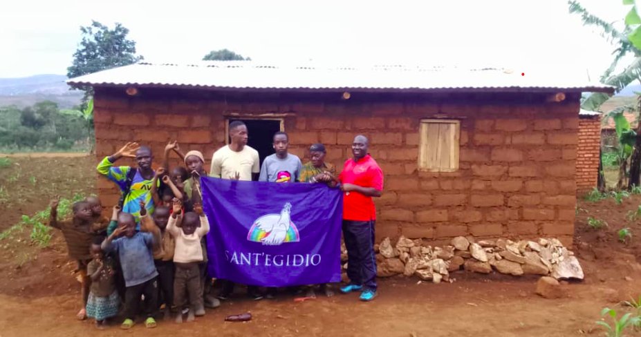 SantEgidioBdi's tweet image. Remise d'une maison construite par @santegidionews à Pauline, une âgée #Twa de Gitega à Izege. Elle habitait dans une maisonnette couverte par des sachets quand #Santegidio l'a connue. Elle est heureuse d'avoir une maison et remercie de tout cœur #Santegidio pour ce don précieux