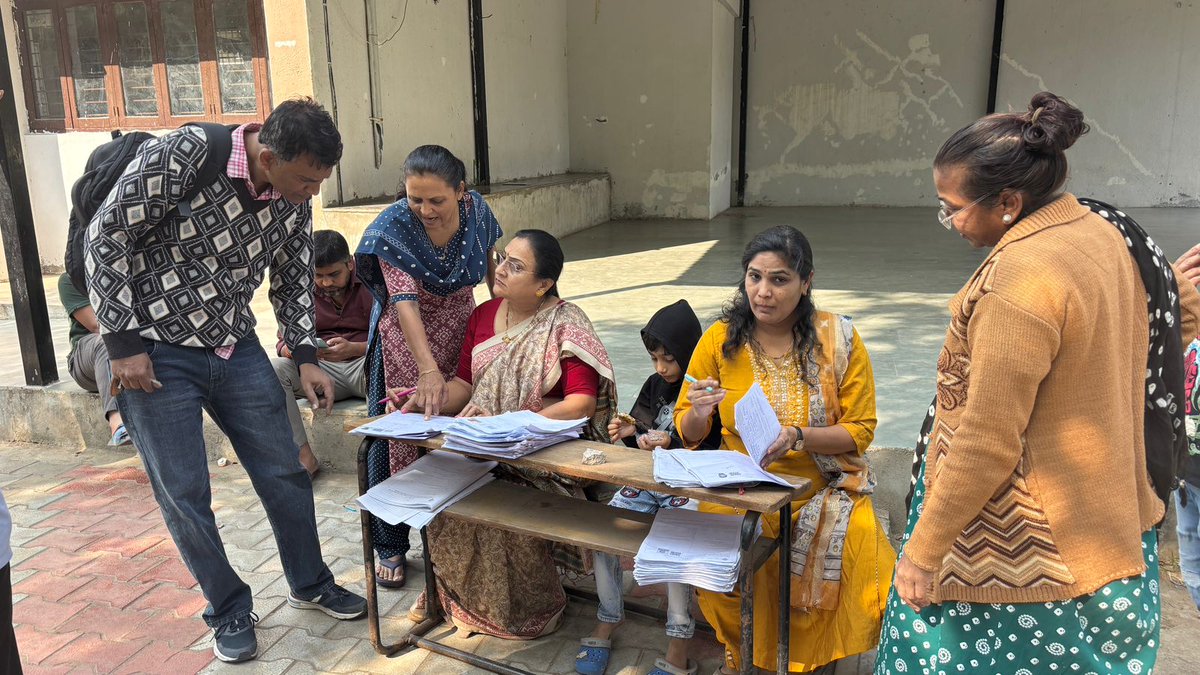 darshnaben2's tweet photo. ચૂંટણી પંચ દ્વારા SIR (Special Intensive Revision) ની કામગીરી સફળતાપૂર્વક હાથ ધરાઈ રહી છે, જે અંતર્ગત આજે મેં મારું ફોર્મ ભર્યું. મતદાર યાદીની સુધારણા માટે આ કામગીરી ખૂબ અગત્યની છે. https://t.co/ePrsbPXxYk