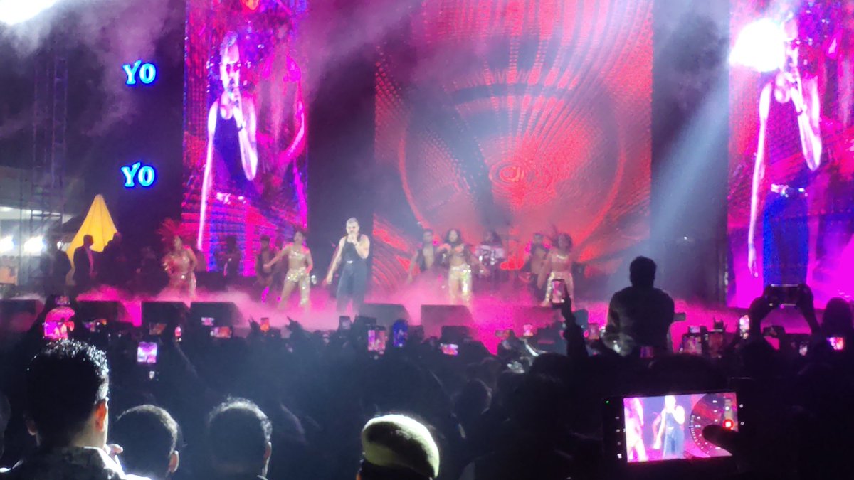 ShikharSplendid's tweet image. Saada ta tu hi bieber tu hi travis
Crazy concert one of the best 
#Lucknow 
#yoyohoneysingh