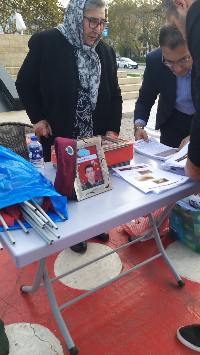 Dün kadıköyde şehit anaları derneği başkanı  <a href="/Pakize_Akbaba/">Pakize Akbaba</a> annemizin yanındaydık. Kendisinin bastırdığı broşürleri dağıtırken yaklaşık 200 insanla konuşmuşumdur. Yalnızca 1 kadın İmralıya gidilsin dedi. Diğerleri süreci desteklemediğini söyledi. Oranı siz hesap edin