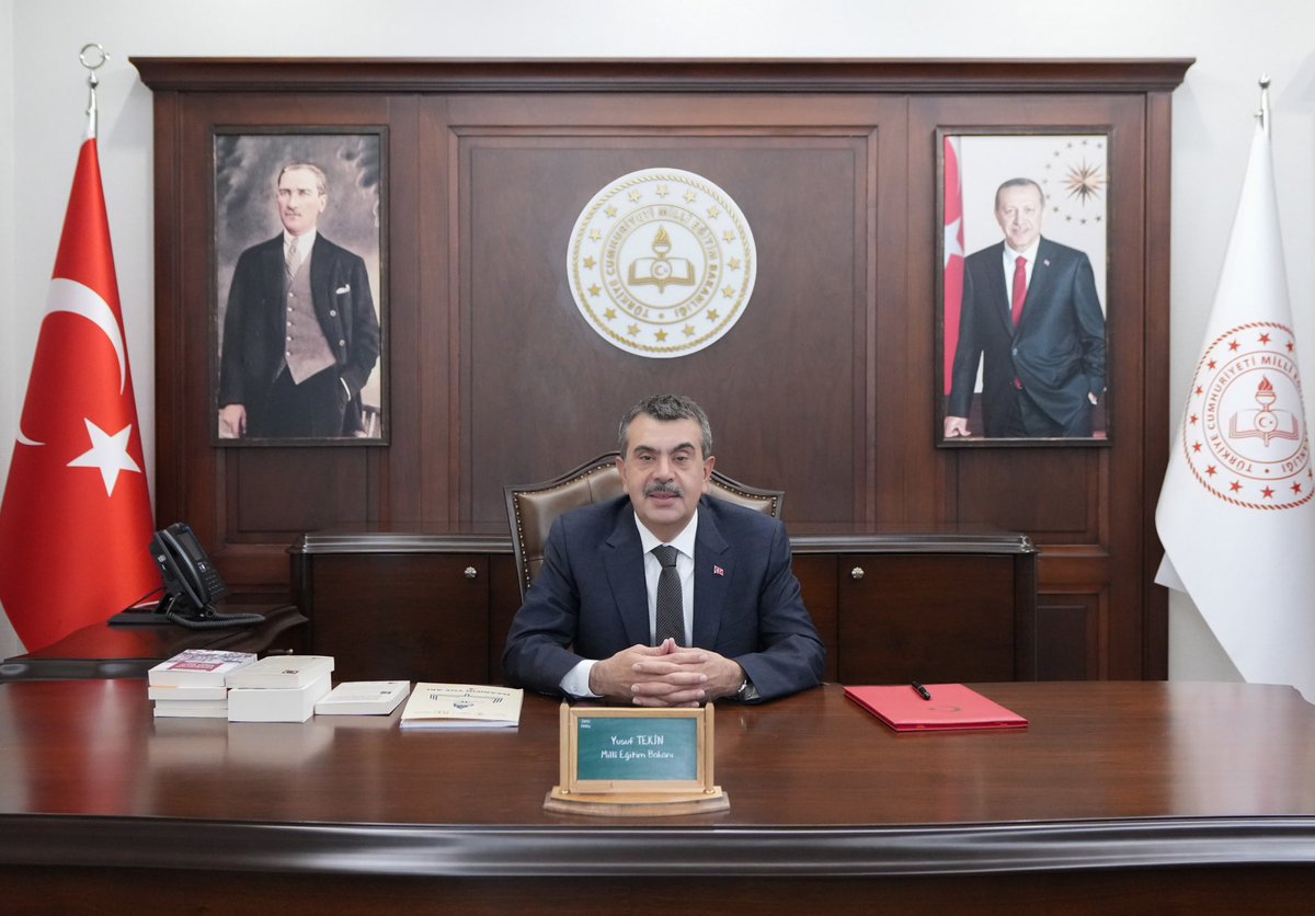 Millî Eğitim Bakanı <a href="/Yusuf__Tekin/">Yusuf Tekin</a>, 24 Kasım Öğretmenler Günü Dolayısıyla Bir Mesaj Yayımladı

“Kıymetli Meslektaşlarım,
Eğitim Davamızın Omuzlarında Yükseldiği Muhterem Öğretmenlerim,

Cumhuriyetimizin ikinci yüzyılında, ülkemizin ufkuna dair kurduğumuz büyük hayalleri sizlerin