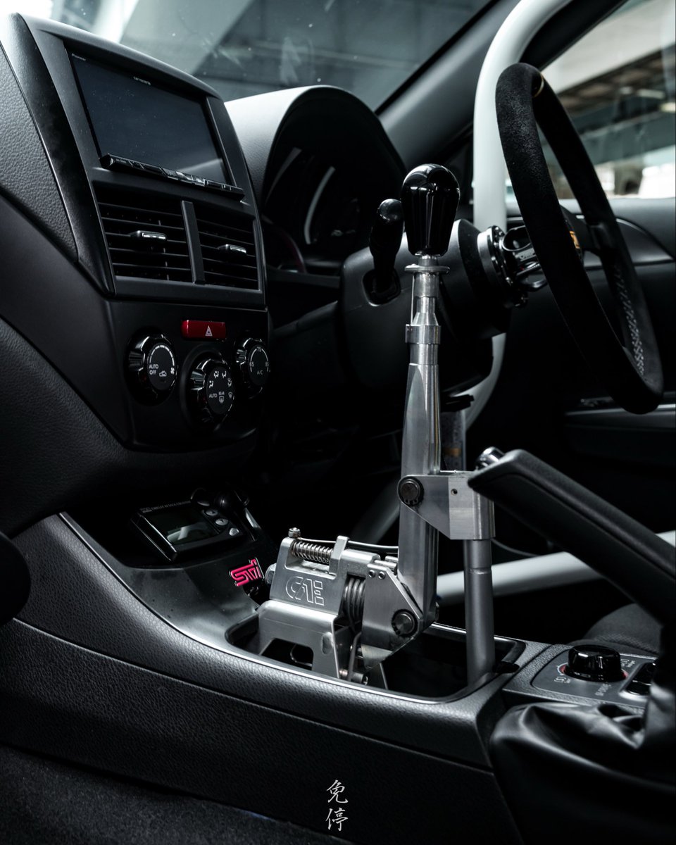 これがとびきりの最終仕様。

・TE37OG bronze white 10.5 +15
・フロントフォグカバーダミーダクトメッシュ化+ブレーキダクトホース引き直し
・リアウイング天板、ルーフラックレール、フロントバンパーモール、サッシュモール艶黒化
・CAEノブ、DCCDダイヤル、A/Cダイヤル艶黒
・リアドアブチル撤去