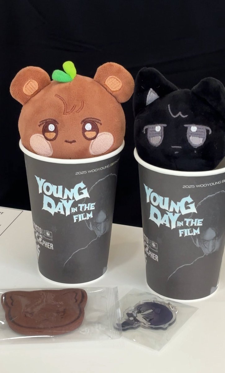 intwooxicated's tweet photo. Todo estaba súper bonito. 🖤✨
Muchas gracias por hacer cosas tan chulis para Wooyo. 🐈‍⬛🐈‍⬛🐈‍⬛

#YOUNG_DAY_IN_THE_FILM
@wyhbdcafe https://t.co/nuAKoZT0f7