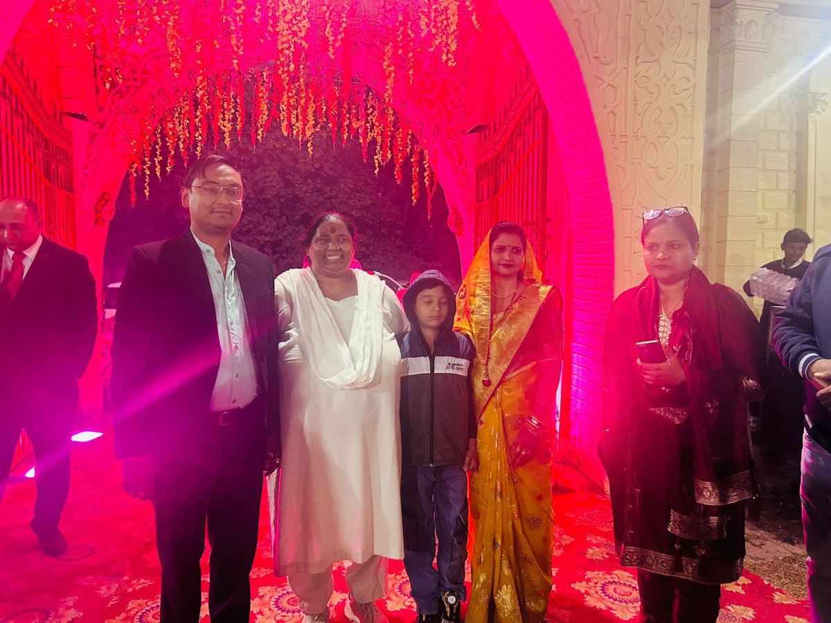 कल शाम रोहतक में आयोजित विवाह समारोह में शामिल होकर क्षेत्रवासियों से आत्मीय भेंट की।
अपनों का स्नेह और बुज़ुर्गों का आशीर्वाद प्राप्त किया!