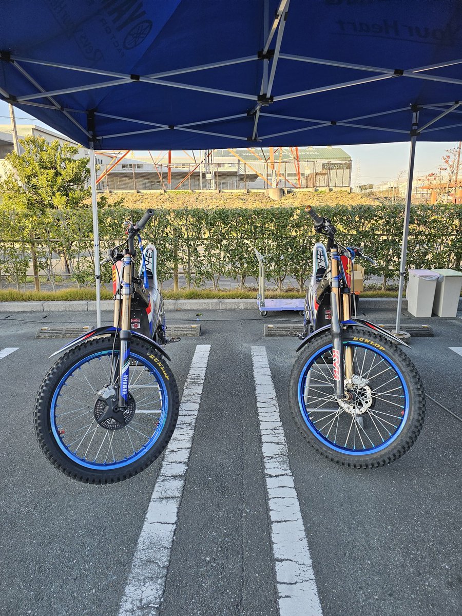 yumi528_bike's tweet image. 久しぶりのトライアルデモ！
最終日の最終回だけですが🤣
声を出して笑わせてもらいました‼️
最初は無口な周りも私の笑い声や拍手が伝染して次第に聞こえて来るようになってたよ😆
嬉しいねぇ！
サインもありがと！会社で使うよ〜👍
#黒山健一 #氏川政哉 #ららぽーと磐田