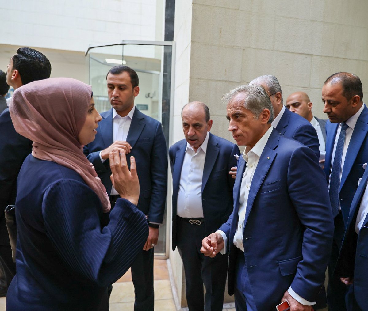 PrimeMinistry's tweet image. رئيس الوزراء الدكتور جعفر حسان يزور مستشفى #الزرقاء الحكومي، ويطلع على سير العمل في توسعة قسم العناية الحثيثة لزيادة عدد أسرته التي كان قد وجَه للسير بها خلال زيارته للمستشفى قبل نحو شهرين، ويوعز باستحداث قسم لجراحة القلب، وتسريع أعمال الصيانة للمستشفى؛ بما يسهم في تحسين خدماته…