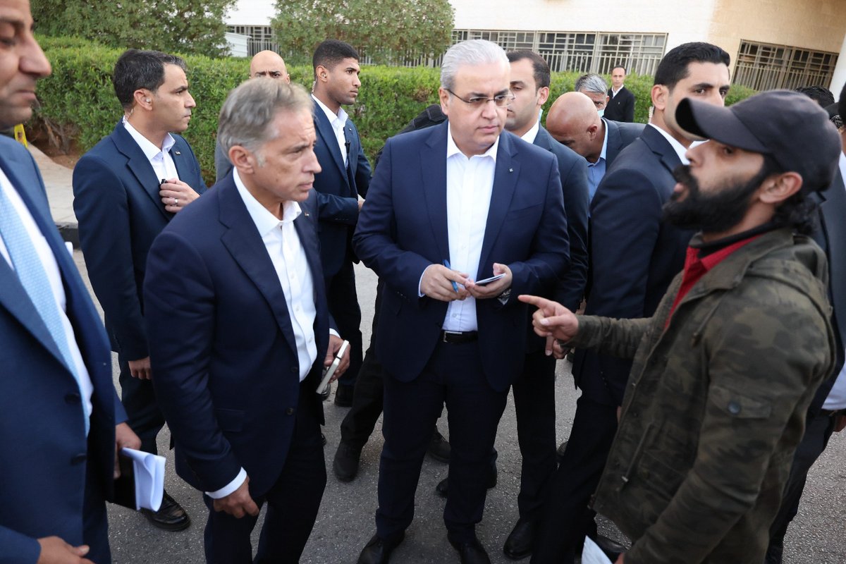 PrimeMinistry's tweet image. رئيس الوزراء الدكتور جعفر حسان يزور مستشفى #الزرقاء الحكومي، ويطلع على سير العمل في توسعة قسم العناية الحثيثة لزيادة عدد أسرته التي كان قد وجَه للسير بها خلال زيارته للمستشفى قبل نحو شهرين، ويوعز باستحداث قسم لجراحة القلب، وتسريع أعمال الصيانة للمستشفى؛ بما يسهم في تحسين خدماته…