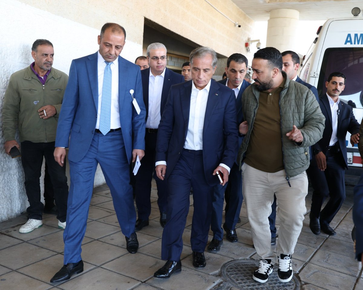 PrimeMinistry's tweet image. رئيس الوزراء الدكتور جعفر حسان يزور مستشفى #الزرقاء الحكومي، ويطلع على سير العمل في توسعة قسم العناية الحثيثة لزيادة عدد أسرته التي كان قد وجَه للسير بها خلال زيارته للمستشفى قبل نحو شهرين، ويوعز باستحداث قسم لجراحة القلب، وتسريع أعمال الصيانة للمستشفى؛ بما يسهم في تحسين خدماته…