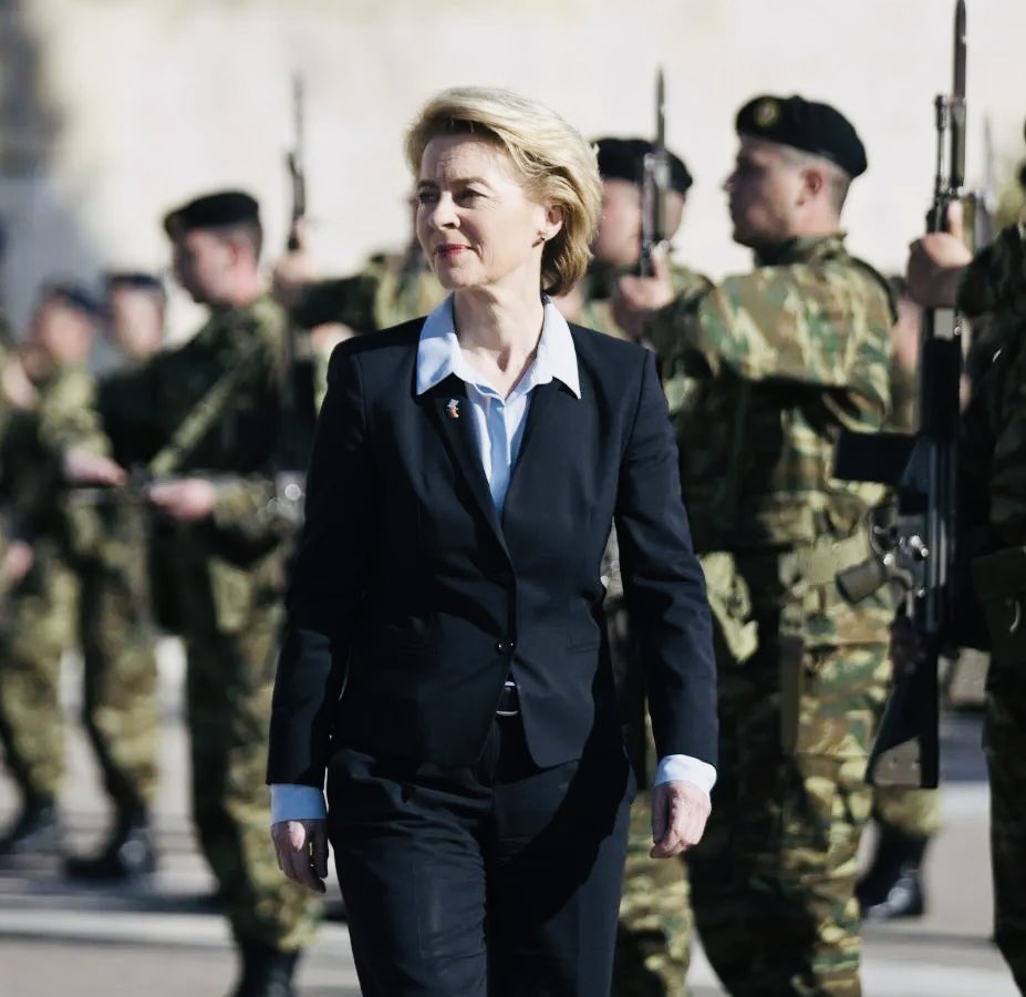 f_philippot's tweet image. ALERTE GUERRE ET « ARMÉE EUROPÉENNE » ! ⤵️

Nouvelle dinguerie de la Commission européenne qui veut créer un « Schengen de la Défense » : plus besoin d’autorisations nationales pour traverser en convois militaires les différents pays de l’UE ! 

Lisez cette folie : « Dans les 48…