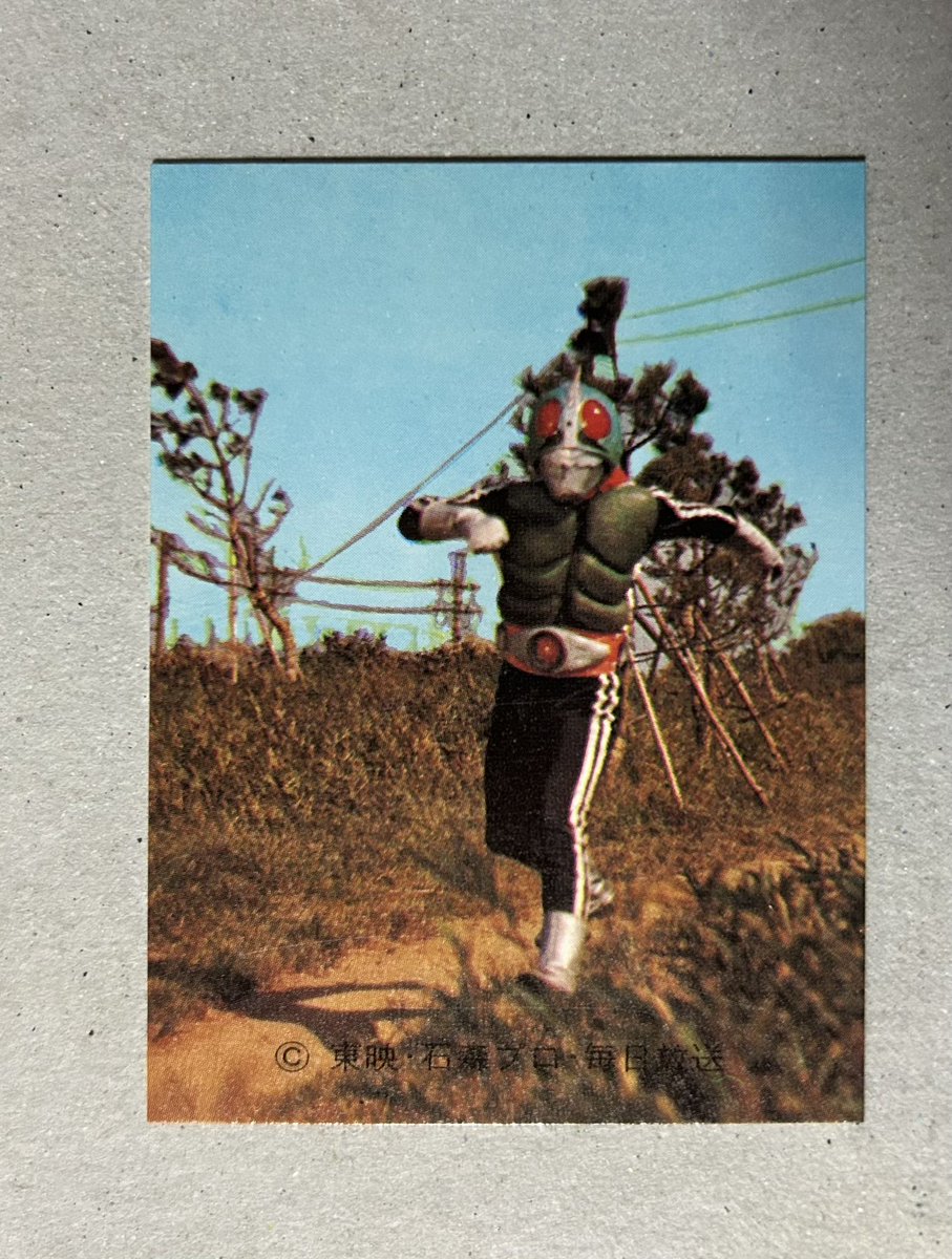 Tetsuyano_heya's tweet photo. ライダーは毎日20キロ走っているとのこと。
441番はハエトリバチとショッカーライダーが登場している弾なのですがスチールはクラゲウルフ戦で、現れた怪人に走り寄るシーンから。
使われていないスチールのストックからライダーの単体を選んだようです。
誰が選んでたのかな？ https://t.co/y5wNQnoKXs