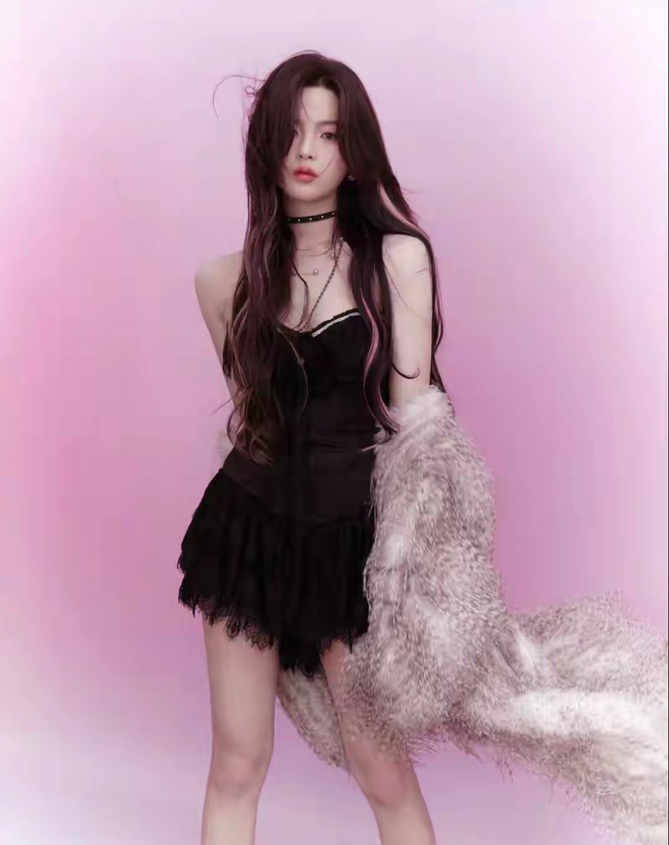 weizai84934144's tweet image. 杨超越，黑色性感迷人穿搭，配上傲人脸蛋和身材，简直诱惑力满满