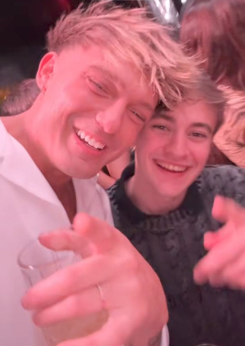 cakeshoney28's tweet image. ian lucas subiendo foto con moski y manu con spreen vivimos en un fic