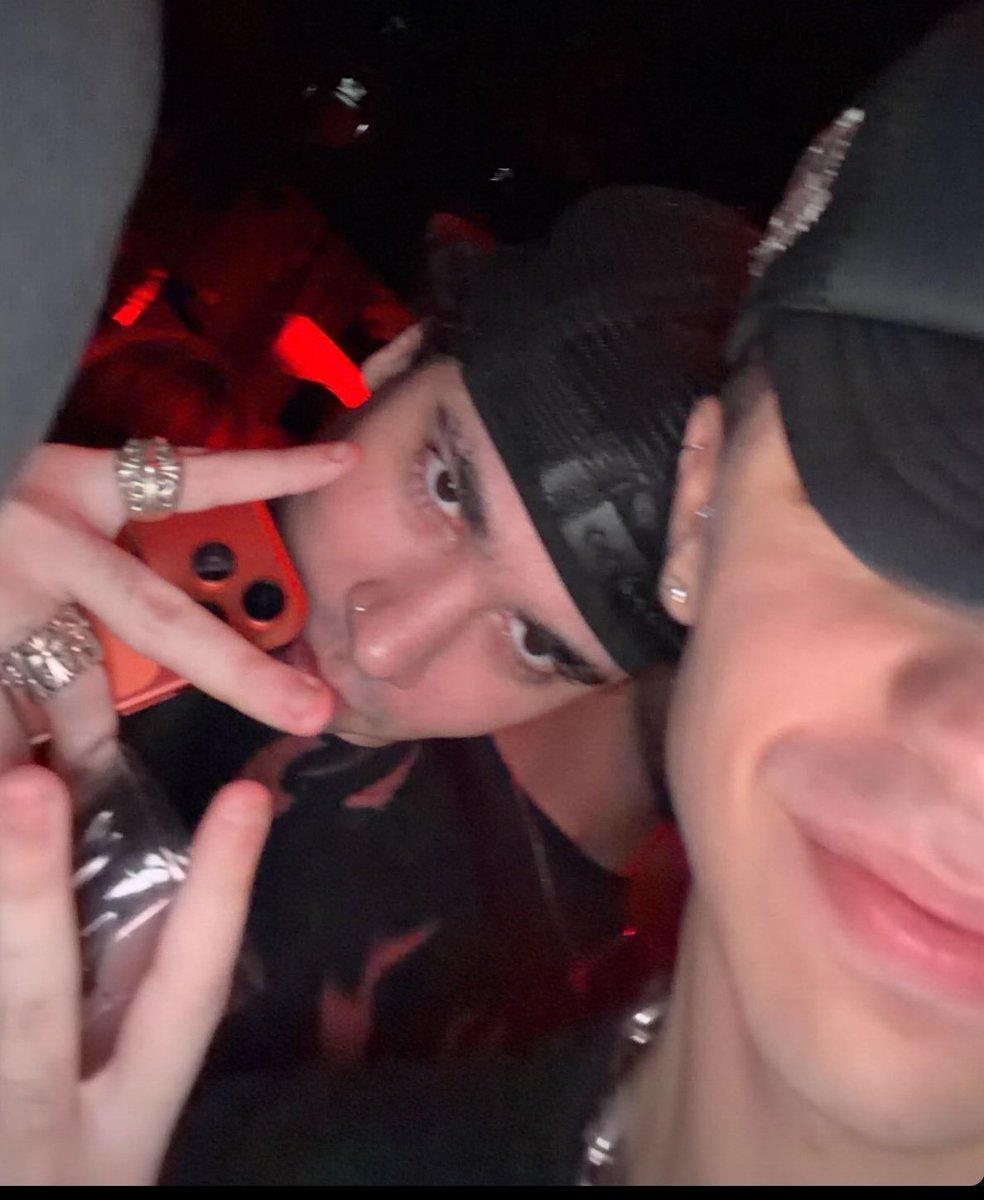 cakeshoney28's tweet image. ian lucas subiendo foto con moski y manu con spreen vivimos en un fic