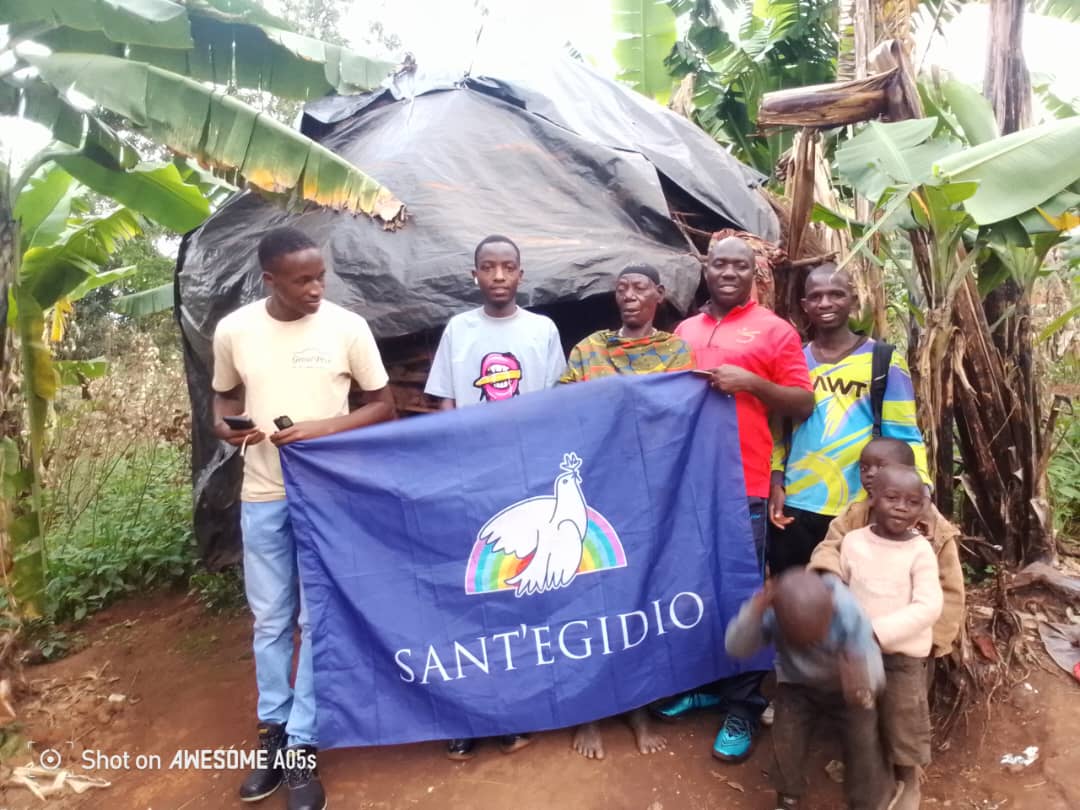 SantEgidioBdi's tweet image. Remise d'une maison construite par @santegidionews à Pauline, une âgée #Twa de Gitega à Izege. Elle habitait dans une maisonnette couverte par des sachets quand #Santegidio l'a connue. Elle est heureuse d'avoir une maison et remercie de tout cœur #Santegidio pour ce don précieux