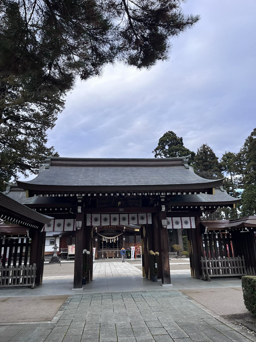 yk12000's tweet photo. ひさびさの疾風巡拝、月山神社で限定の御刻印守を授かることができたので、いざ刻印！！
がしかし、久々なので向きを間違える始末😢
その後、鏑八幡神社、諏訪神社と無事参拝。
#疾風巡拝
#御刻印
#月山神社
#鏑八幡神社
#諏訪神社 https://t.co/0IEbPQOEHr