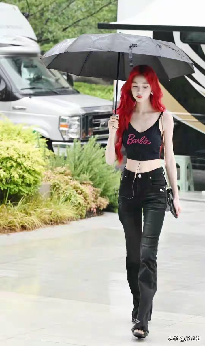 weizai84934144's tweet image. 易梦玲肤白貌美大长腿，怪不得胡彦斌喜欢！网友：身材好，颜值高