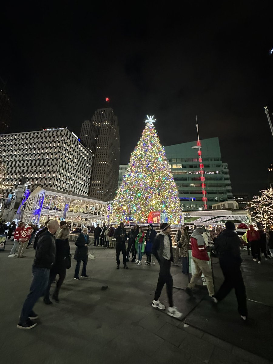fmaplesphotog's tweet image. CHRISTMAS TREE IN DOWNTOWN DETROIT DETROIT’S CHRISTMAS TREE - CAMPUS MARTIUS DETROIT #CHRISTMASTREE #MICHIGAN 
youtu.be/bvAte1wxw-o