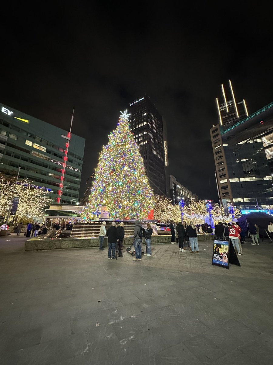 fmaplesphotog's tweet image. CHRISTMAS TREE IN DOWNTOWN DETROIT DETROIT’S CHRISTMAS TREE - CAMPUS MARTIUS DETROIT #CHRISTMASTREE #MICHIGAN 
youtu.be/bvAte1wxw-o