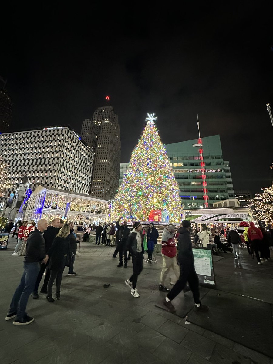 fmaplesphotog's tweet image. CHRISTMAS TREE IN DOWNTOWN DETROIT DETROIT’S CHRISTMAS TREE - CAMPUS MARTIUS DETROIT #CHRISTMASTREE #MICHIGAN 
youtu.be/bvAte1wxw-o