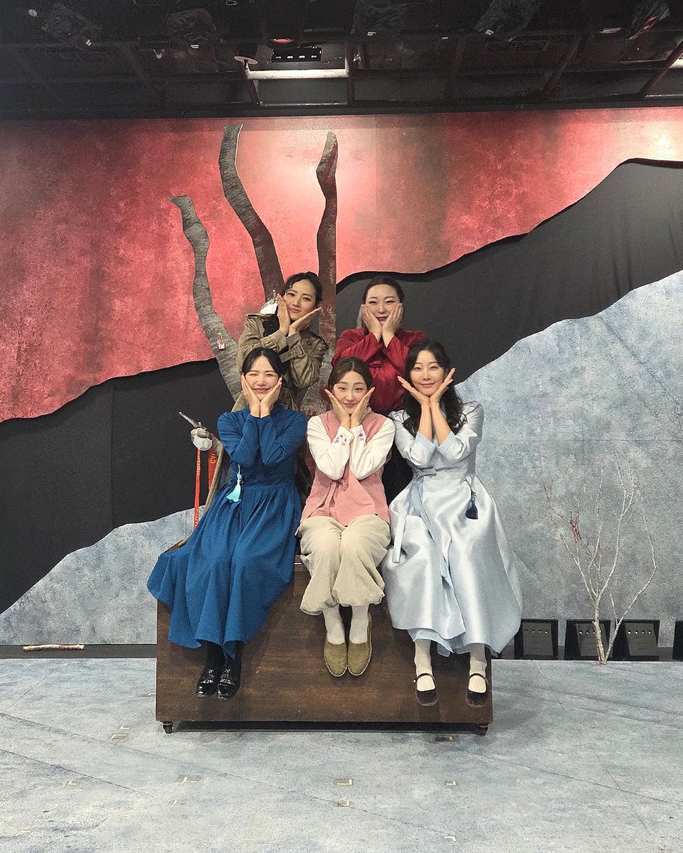 [#연극 #탐정산애]

“탐정의 이야기는 이제 막 시작된 것에 불과하더라”

2025 연극 <탐정 산애> 트라이아웃
#안리나 의현, #김려은 혜주, #박소현 명이, #김지유 소리꾼의 마지막 공연이 종료되었습니다🥹

얼음골 산장에 맺힌 한을 함께 풀어주신 모든 관객분들께 깊은 감사의 마음을 전합니다💙