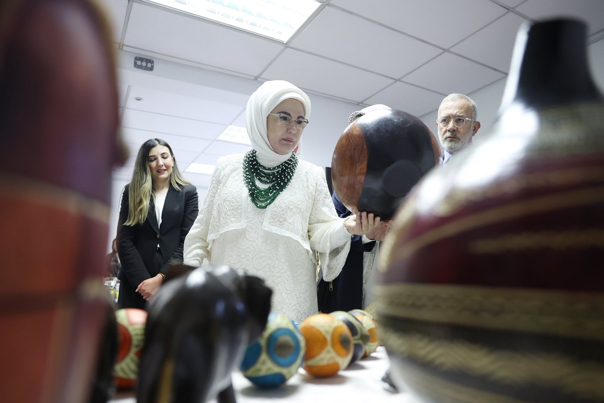 EmineErdogan's tweet image. Türkiye’nin sesini, Türkçe’nin inceliğini ve Anadolu’nun kültürünü dünyaya tanıtan Yunus Emre Enstitüsü’nü Johannesburg’ta ziyaret etmekten memnuniyet duydum.

Akapella Müzik Grubu’nun seslendirdiği içten ezgiler ise günümüze ayrı bir renk kattı. 

Ulusal Miras Konseyi Sergisi’ni…