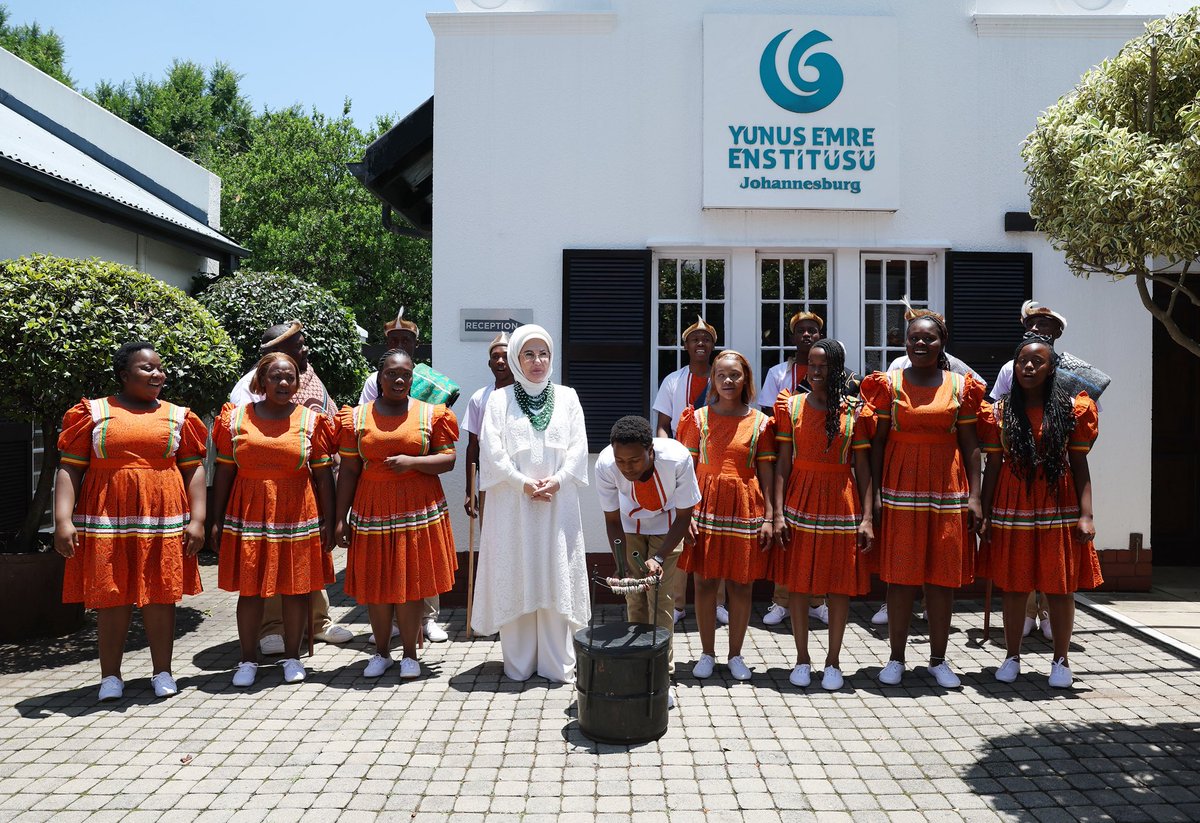 EmineErdogan's tweet image. Türkiye’nin sesini, Türkçe’nin inceliğini ve Anadolu’nun kültürünü dünyaya tanıtan Yunus Emre Enstitüsü’nü Johannesburg’ta ziyaret etmekten memnuniyet duydum.

Akapella Müzik Grubu’nun seslendirdiği içten ezgiler ise günümüze ayrı bir renk kattı. 

Ulusal Miras Konseyi Sergisi’ni…