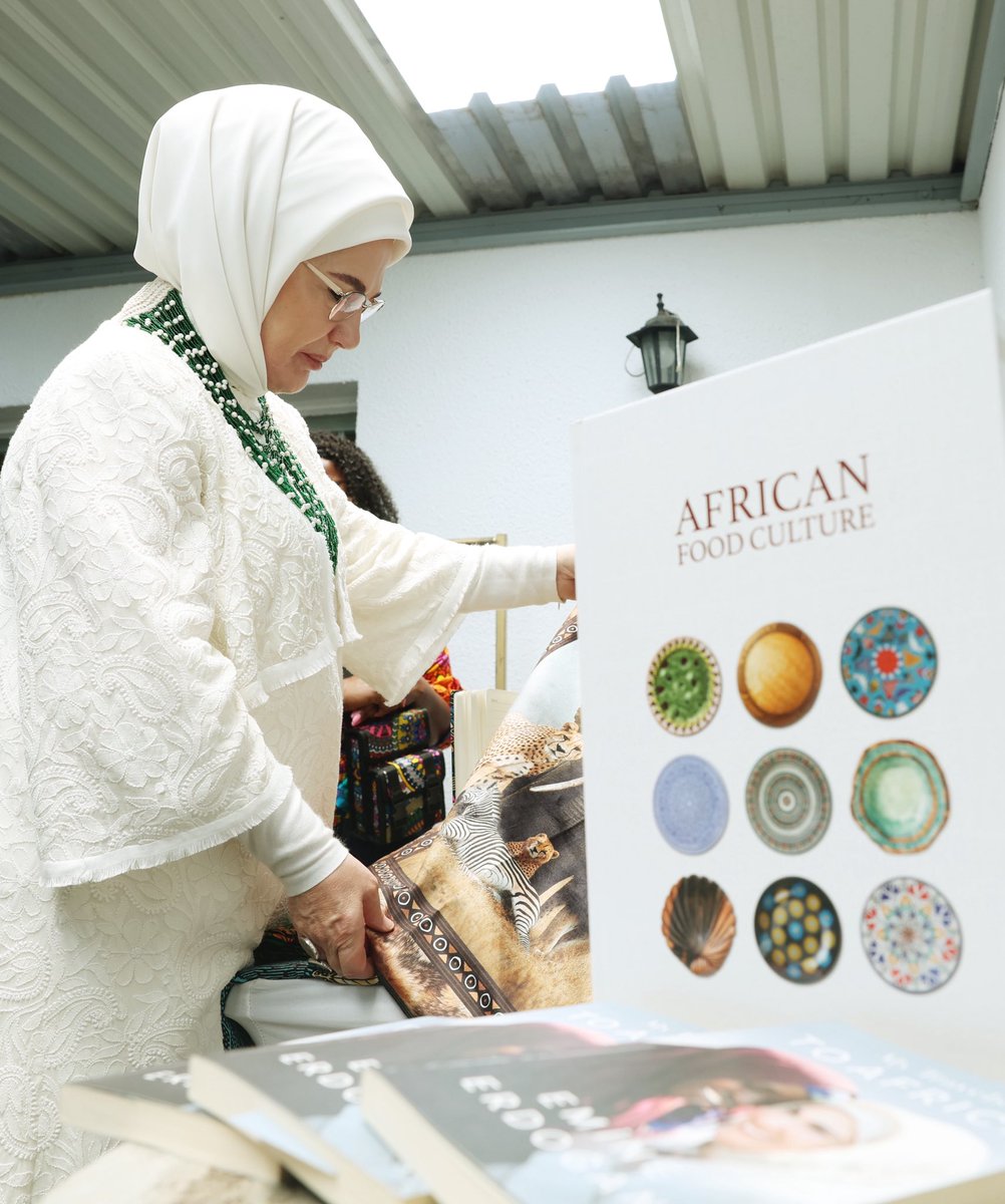 EmineErdogan's tweet image. Türkiye’nin sesini, Türkçe’nin inceliğini ve Anadolu’nun kültürünü dünyaya tanıtan Yunus Emre Enstitüsü’nü Johannesburg’ta ziyaret etmekten memnuniyet duydum.

Akapella Müzik Grubu’nun seslendirdiği içten ezgiler ise günümüze ayrı bir renk kattı. 

Ulusal Miras Konseyi Sergisi’ni…