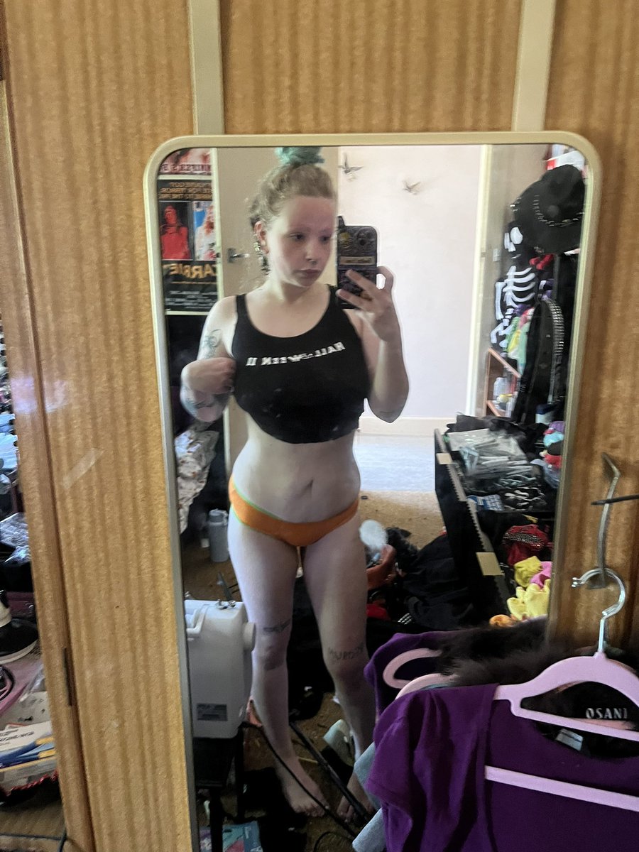 sematarydoll's tweet photo. makeup free,,,, body tea https://t.co/BlaTaUiQ5i
