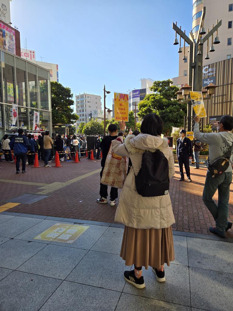 今日めっちゃ嬉しかったこと。通りがかった方が、これ(日の丸街宣)は何かと質問してくれて、説明すると、「5分だけプラカを持たせてほしい」と申し出てくれた。俺はこの瞬間のために来た✨ #1123浜松カウンター