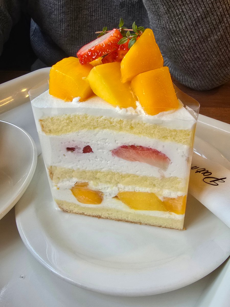 murrmur1's tweet image. 잠실 케익 메이트 생겨서 매일 카페 뿌시기 하고 있음 여기도 맛있었어요 
📍pet a cake

여기는 과일 신선함으로 승부 보는 곳
근데 어제가 더 맛있었어용

여기도 9500원임
생크림도 맛있고 시트도 폭신 뭔가 일본스러운 디저트 맛
생크림 케이크 좋아하면 추천

어젠 엑설런트고 오늘은 베리굿