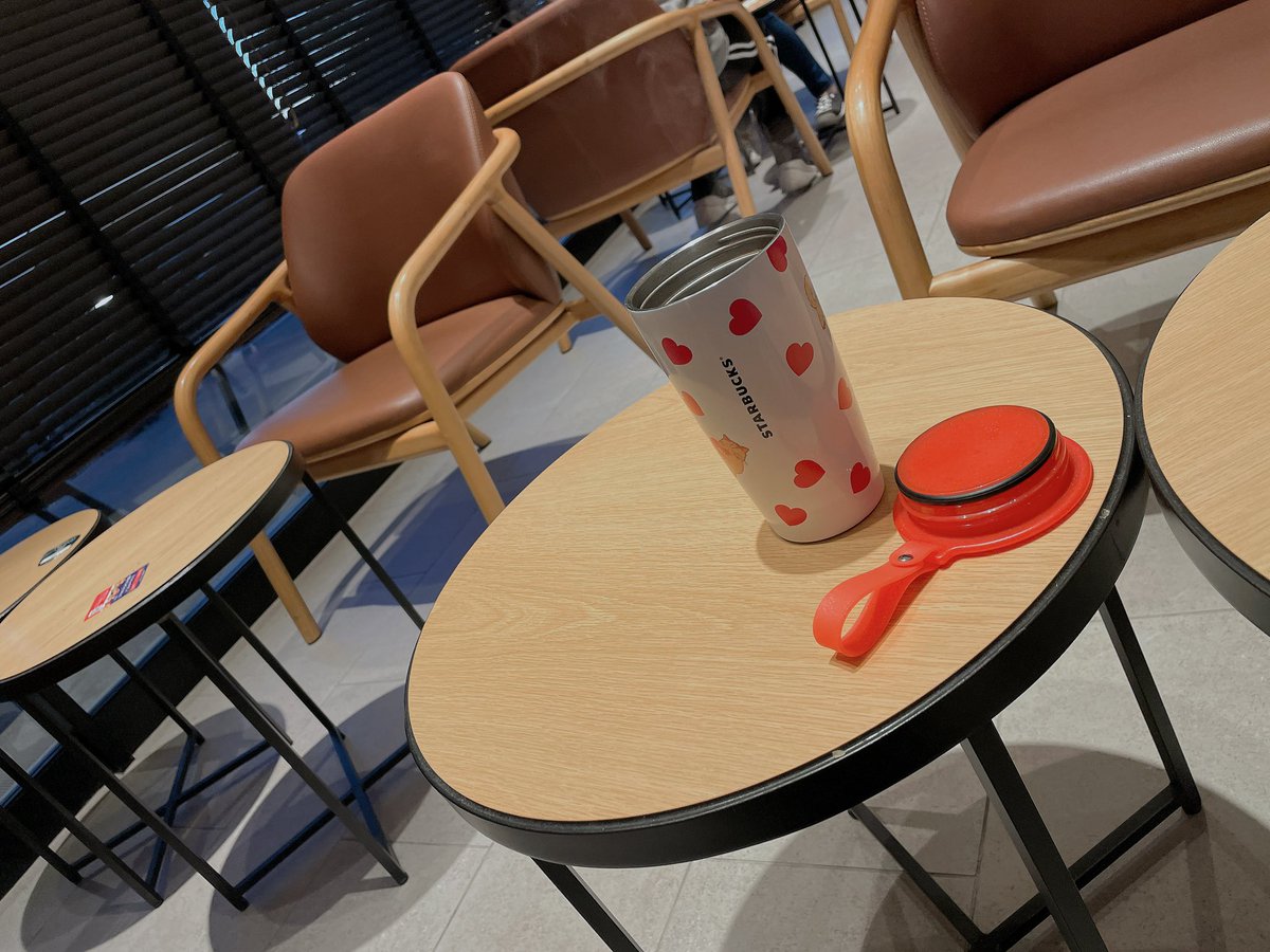 shirooo_same's tweet image. はろしろヽ(*&apos; &apos;*)ﾉ
今日から締め時間を21時にしてみました。
少し早めに始められたら定時よりはやく配信しようと思います

スタバにきたら、なんかトールサイズの好きな飲み物交換してくれるやつ当たったよ^⌯𖥦⌯^ ੭✨今日は夕方だからデカフェのブラック