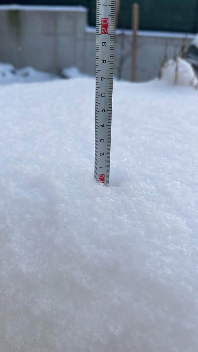Geht ja - zumindest im Norden von Wien und Umgebung hat sich die stärkere Schneevariante der Wettermodelle durchgesetzt. 🥰
Um 10cm liegen jetzt vom Wienerwald (im 2. Foto Gablitz) über Neustift am Walde bis Stammersdorf.
📸 JL