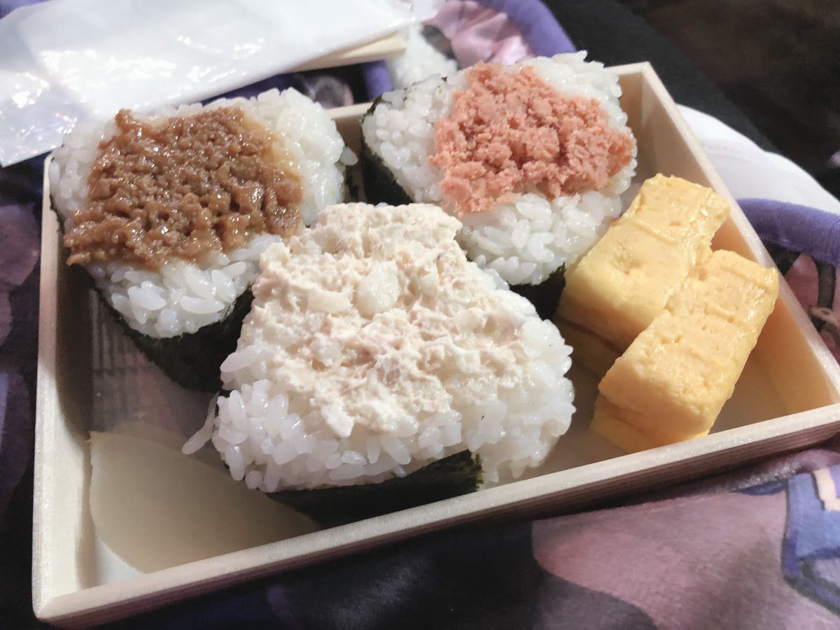Rim_t1's tweet photo. フェスのフードが美味しい！ショーダウンより美味しくなってる
にしてもめっちゃ混んでる https://t.co/r44AAVfpzv