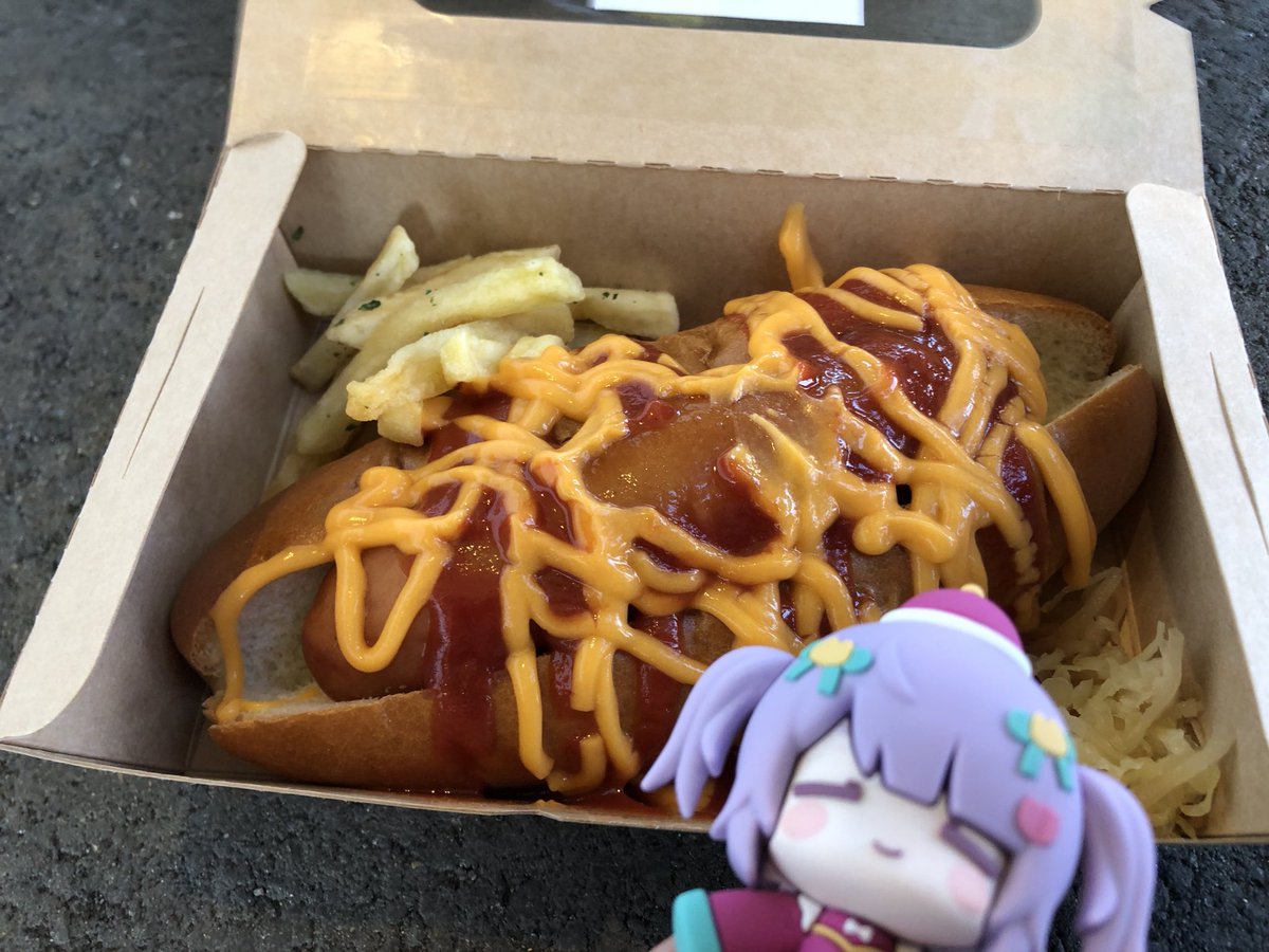 Rim_t1's tweet photo. フェスのフードが美味しい！ショーダウンより美味しくなってる
にしてもめっちゃ混んでる https://t.co/r44AAVfpzv