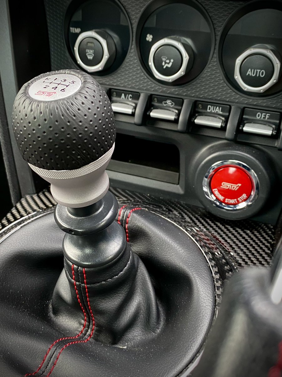 一緒に写っている STI プッシュエンジンスイッチ これも My Design works.